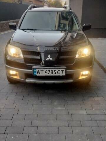 Черный Мицубиси Аутлендер, объемом двигателя 2 л и пробегом 380 тыс. км за 5000 $, фото 1 на Automoto.ua