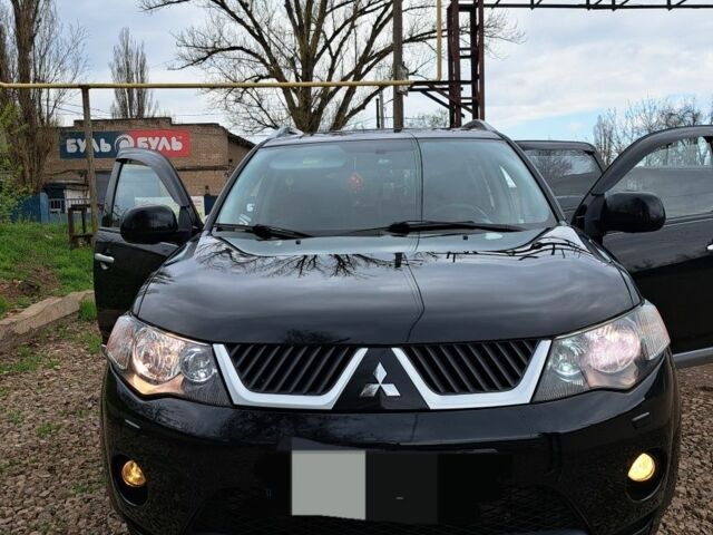 Черный Мицубиси Аутлендер, объемом двигателя 2 л и пробегом 280 тыс. км за 10500 $, фото 1 на Automoto.ua