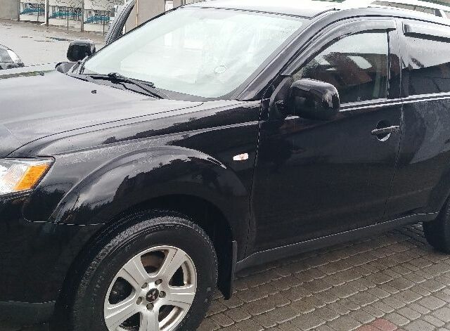 Черный Мицубиси Аутлендер, объемом двигателя 2 л и пробегом 220 тыс. км за 7990 $, фото 1 на Automoto.ua