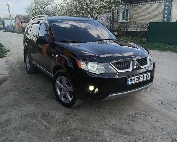 Черный Мицубиси Аутлендер, объемом двигателя 3 л и пробегом 200 тыс. км за 7999 $, фото 1 на Automoto.ua