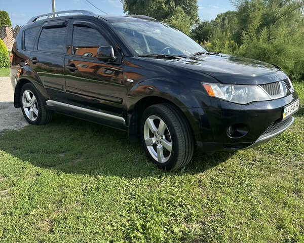 Черный Мицубиси Аутлендер, объемом двигателя 2.36 л и пробегом 240 тыс. км за 9599 $, фото 1 на Automoto.ua