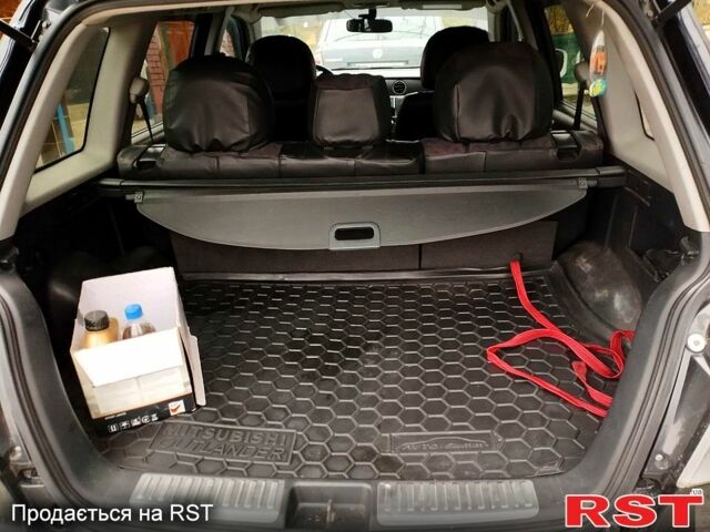 Черный Мицубиси Аутлендер, объемом двигателя 2 л и пробегом 280 тыс. км за 5800 $, фото 1 на Automoto.ua