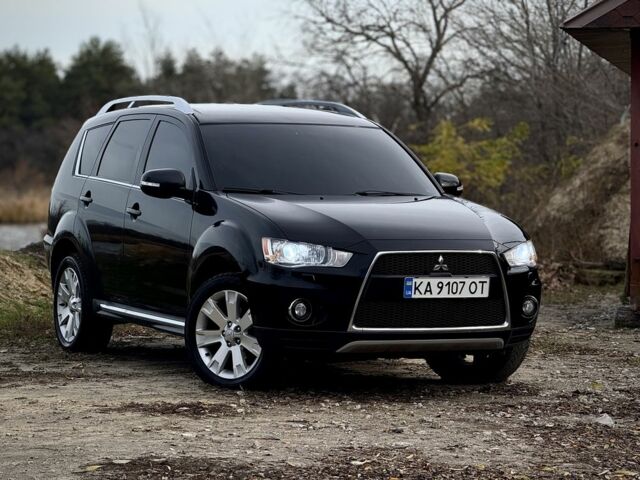 Черный Мицубиси Аутлендер, объемом двигателя 2 л и пробегом 300 тыс. км за 5500 $, фото 1 на Automoto.ua