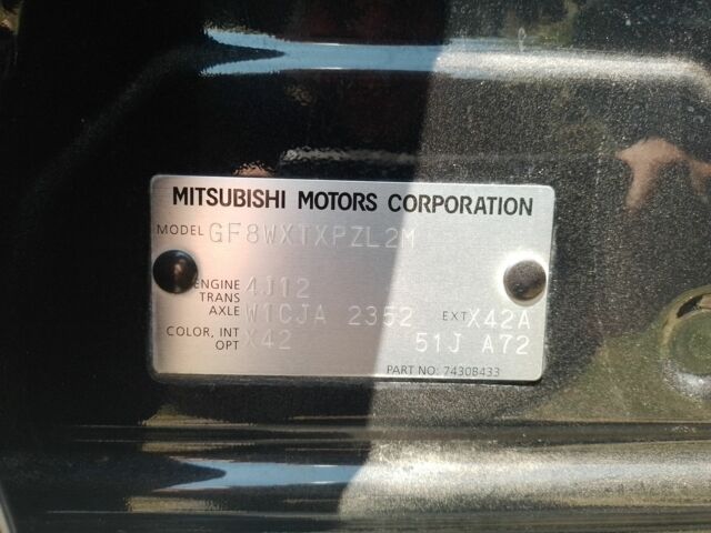 Черный Мицубиси Аутлендер, объемом двигателя 2.4 л и пробегом 300 тыс. км за 11000 $, фото 1 на Automoto.ua