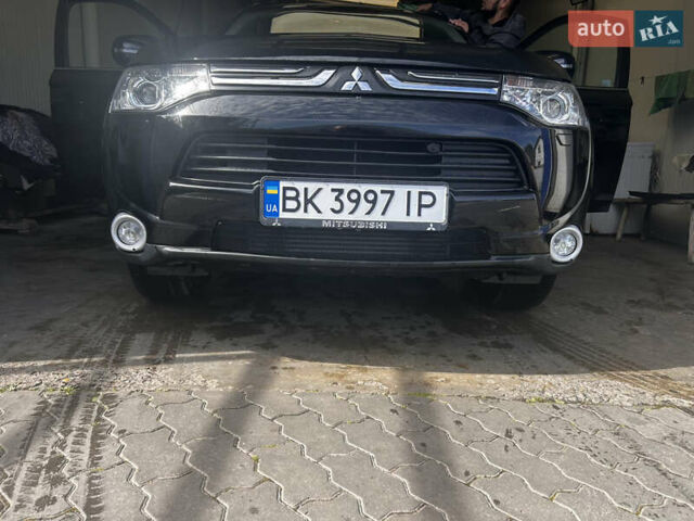 Черный Мицубиси Аутлендер, объемом двигателя 2.27 л и пробегом 220 тыс. км за 14300 $, фото 1 на Automoto.ua