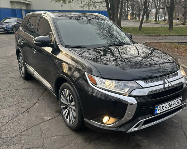 Черный Мицубиси Аутлендер, объемом двигателя 2.36 л и пробегом 67 тыс. км за 19500 $, фото 1 на Automoto.ua