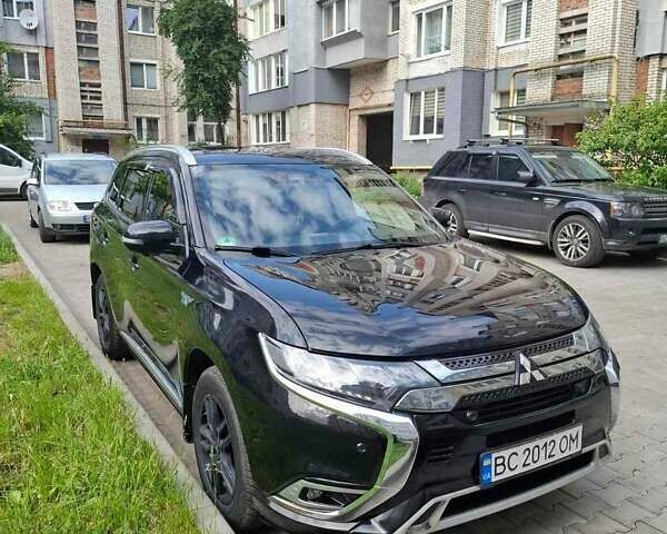 Черный Мицубиси Аутлендер, объемом двигателя 2.36 л и пробегом 67 тыс. км за 25925 $, фото 1 на Automoto.ua