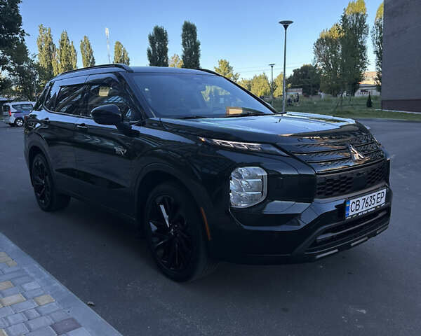 Черный Мицубиси Аутлендер, объемом двигателя 2.36 л и пробегом 21 тыс. км за 44000 $, фото 1 на Automoto.ua