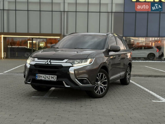 Коричневый Мицубиси Аутлендер, объемом двигателя 2.36 л и пробегом 188 тыс. км за 13000 $, фото 1 на Automoto.ua