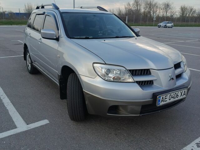 Серый Мицубиси Аутлендер, объемом двигателя 2 л и пробегом 320 тыс. км за 5500 $, фото 1 на Automoto.ua
