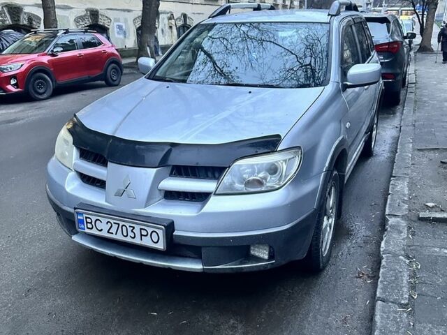 Серый Мицубиси Аутлендер, объемом двигателя 2.4 л и пробегом 230 тыс. км за 5500 $, фото 1 на Automoto.ua