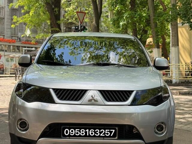 Серый Мицубиси Аутлендер, объемом двигателя 3 л и пробегом 190 тыс. км за 7700 $, фото 1 на Automoto.ua