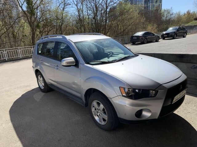 Серый Мицубиси Аутлендер, объемом двигателя 2 л и пробегом 84 тыс. км за 11000 $, фото 1 на Automoto.ua