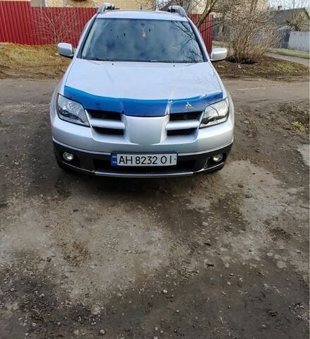 Серый Мицубиси Аутлендер, объемом двигателя 2 л и пробегом 205 тыс. км за 6000 $, фото 1 на Automoto.ua