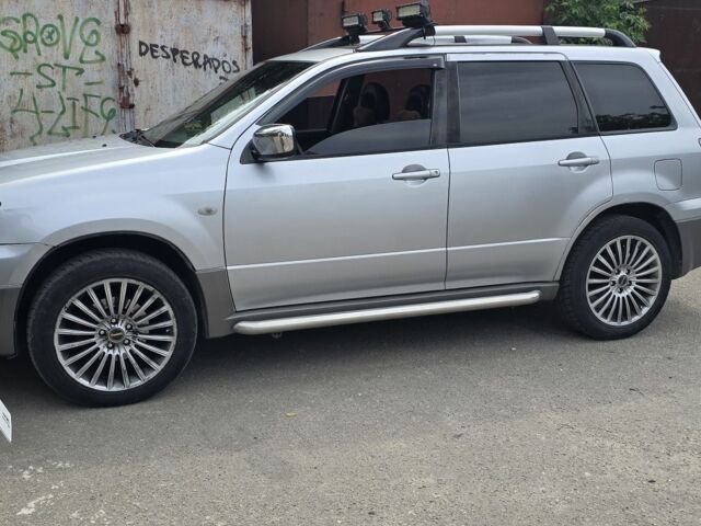 Серый Мицубиси Аутлендер, объемом двигателя 2 л и пробегом 300 тыс. км за 7000 $, фото 1 на Automoto.ua