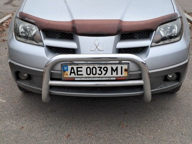 Серый Мицубиси Аутлендер, объемом двигателя 2 л и пробегом 240 тыс. км за 3900 $, фото 1 на Automoto.ua