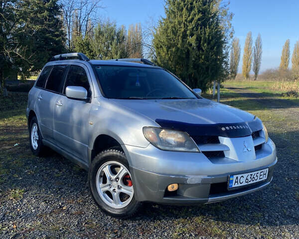 Серый Мицубиси Аутлендер, объемом двигателя 2 л и пробегом 250 тыс. км за 5700 $, фото 1 на Automoto.ua