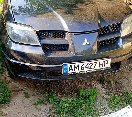 Серый Мицубиси Аутлендер, объемом двигателя 2 л и пробегом 200 тыс. км за 5000 $, фото 1 на Automoto.ua