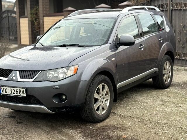 Серый Мицубиси Аутлендер, объемом двигателя 2 л и пробегом 290 тыс. км за 4500 $, фото 1 на Automoto.ua