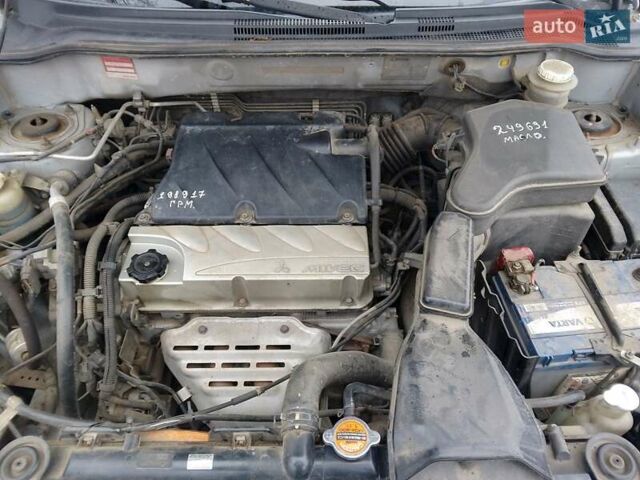 Серый Мицубиси Аутлендер, объемом двигателя 2.38 л и пробегом 255 тыс. км за 6000 $, фото 1 на Automoto.ua