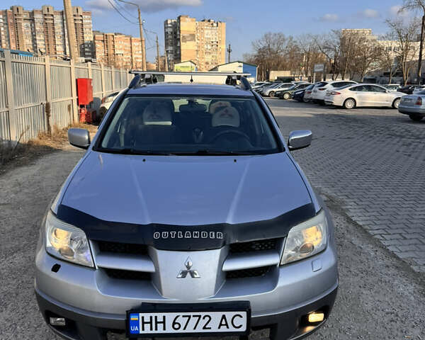 Серый Мицубиси Аутлендер, объемом двигателя 2.4 л и пробегом 260 тыс. км за 4750 $, фото 1 на Automoto.ua