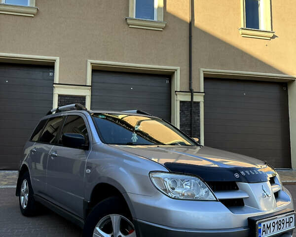 Серый Мицубиси Аутлендер, объемом двигателя 2 л и пробегом 316 тыс. км за 6500 $, фото 1 на Automoto.ua