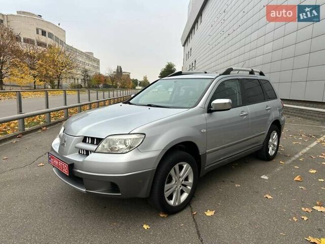 Міцубісі Аутлендер 2005 у Броварах на Automoto.ua Сірий Міцубісі Аутлендер, об'ємом двигуна 2 л та пробігом 236 тис. км за 6800 $, фото 1 на Automoto.ua