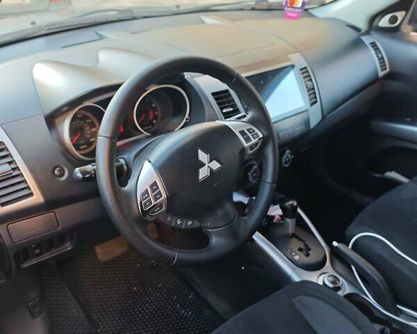 Серый Мицубиси Аутлендер, объемом двигателя 3 л и пробегом 320 тыс. км за 7700 $, фото 1 на Automoto.ua