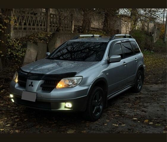 Серый Мицубиси Аутлендер, объемом двигателя 2.4 л и пробегом 282 тыс. км за 7500 $, фото 1 на Automoto.ua