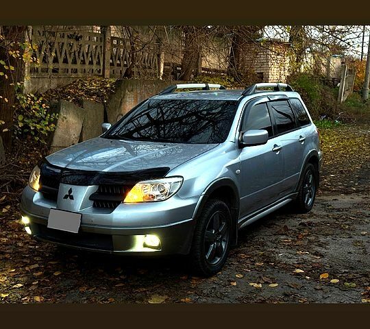 Серый Мицубиси Аутлендер, объемом двигателя 2.4 л и пробегом 285 тыс. км за 7500 $, фото 1 на Automoto.ua