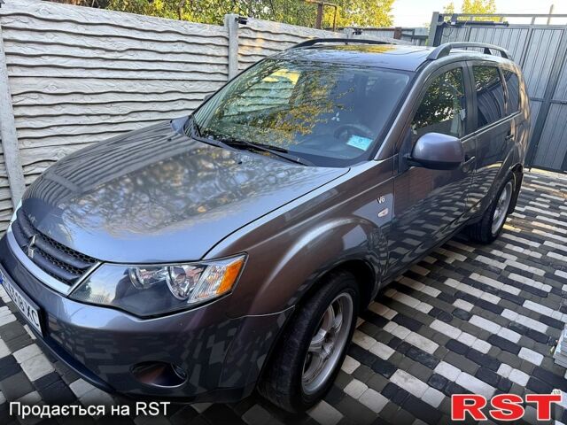 Серый Мицубиси Аутлендер, объемом двигателя 3 л и пробегом 280 тыс. км за 7500 $, фото 1 на Automoto.ua