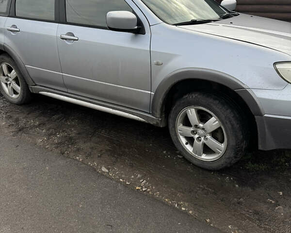 Серый Мицубиси Аутлендер, объемом двигателя 2 л и пробегом 288 тыс. км за 4300 $, фото 1 на Automoto.ua