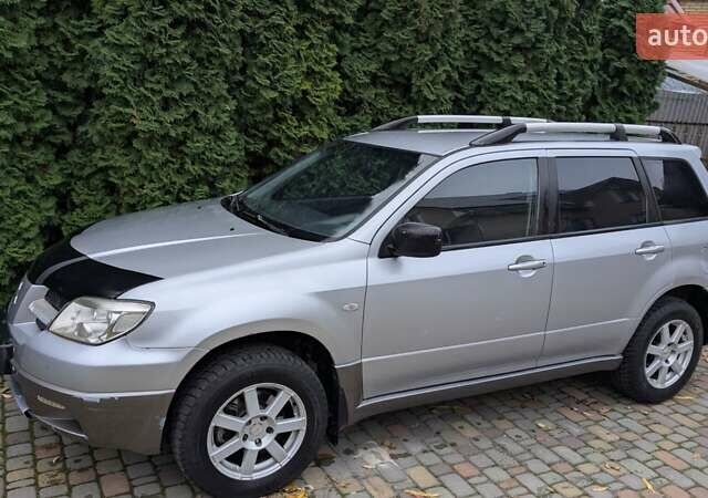 Серый Мицубиси Аутлендер, объемом двигателя 2 л и пробегом 226 тыс. км за 5500 $, фото 1 на Automoto.ua
