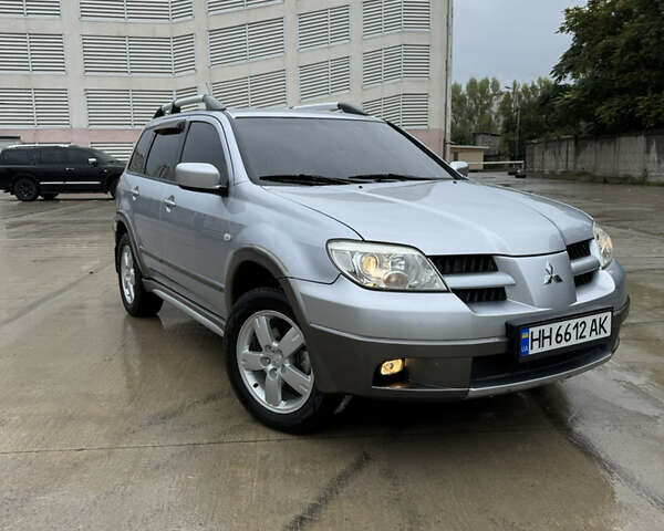 Серый Мицубиси Аутлендер, объемом двигателя 2.4 л и пробегом 200 тыс. км за 7700 $, фото 1 на Automoto.ua