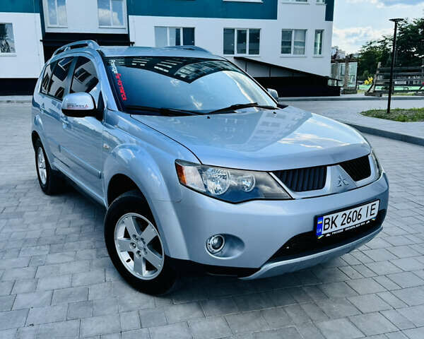 Серый Мицубиси Аутлендер, объемом двигателя 2 л и пробегом 179 тыс. км за 9500 $, фото 1 на Automoto.ua
