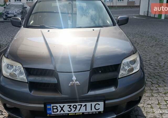 Серый Мицубиси Аутлендер, объемом двигателя 2.38 л и пробегом 600 тыс. км за 5700 $, фото 1 на Automoto.ua