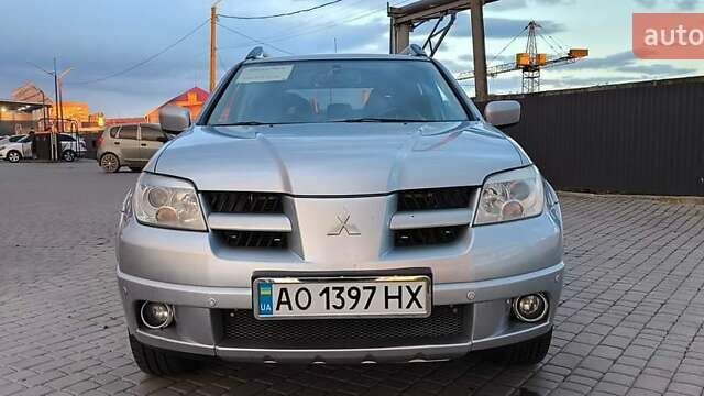 Серый Мицубиси Аутлендер, объемом двигателя 2.38 л и пробегом 228 тыс. км за 7900 $, фото 1 на Automoto.ua