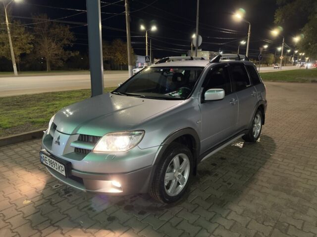 Серый Мицубиси Аутлендер, объемом двигателя 2 л и пробегом 200 тыс. км за 5400 $, фото 1 на Automoto.ua