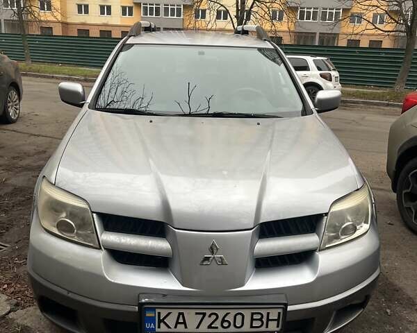 Серый Мицубиси Аутлендер, объемом двигателя 2.4 л и пробегом 179 тыс. км за 7000 $, фото 1 на Automoto.ua