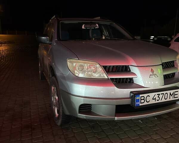Серый Мицубиси Аутлендер, объемом двигателя 2 л и пробегом 300 тыс. км за 5000 $, фото 1 на Automoto.ua
