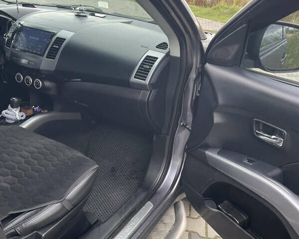 Сірий Міцубісі Аутлендер, об'ємом двигуна 3 л та пробігом 235 тис. км за 8500 $, фото 1 на Automoto.ua