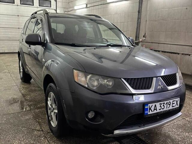 Серый Мицубиси Аутлендер, объемом двигателя 2.4 л и пробегом 190 тыс. км за 8000 $, фото 1 на Automoto.ua