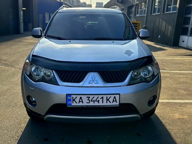 Серый Мицубиси Аутлендер, объемом двигателя 3 л и пробегом 182 тыс. км за 8600 $, фото 1 на Automoto.ua