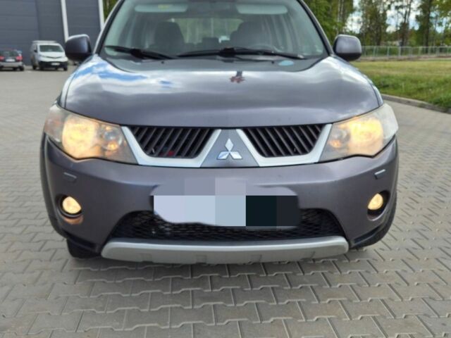 Серый Мицубиси Аутлендер, объемом двигателя 2 л и пробегом 300 тыс. км за 4500 $, фото 1 на Automoto.ua
