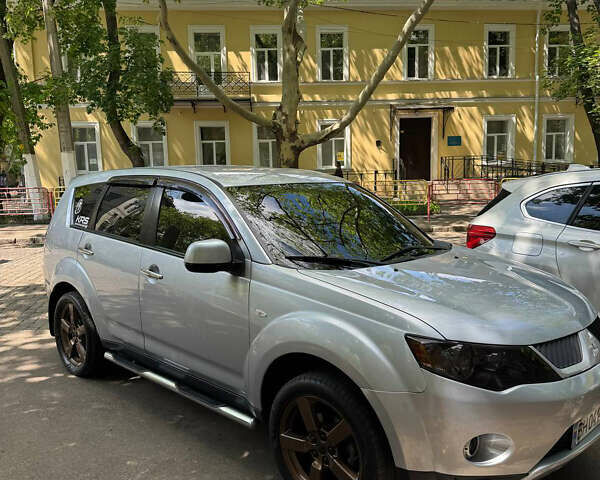 Серый Мицубиси Аутлендер, объемом двигателя 3 л и пробегом 205 тыс. км за 7700 $, фото 1 на Automoto.ua