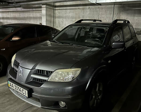 Серый Мицубиси Аутлендер, объемом двигателя 2 л и пробегом 200 тыс. км за 5900 $, фото 1 на Automoto.ua