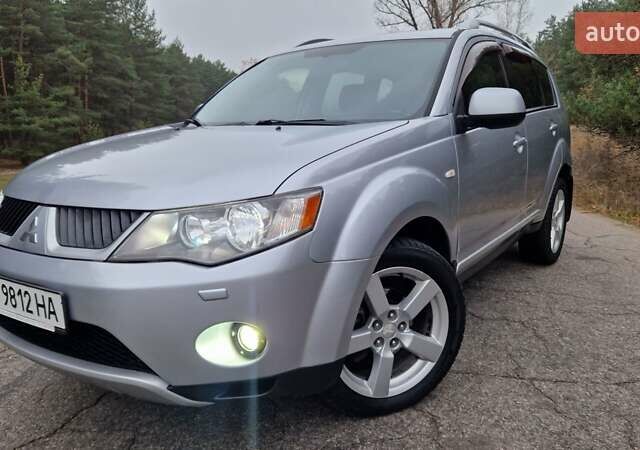 Серый Мицубиси Аутлендер, объемом двигателя 3 л и пробегом 197 тыс. км за 9500 $, фото 1 на Automoto.ua