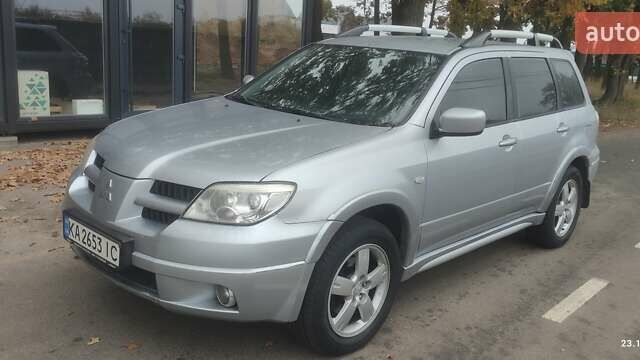 Сірий Міцубісі Аутлендер, об'ємом двигуна 2.38 л та пробігом 200 тис. км за 6550 $, фото 1 на Automoto.ua