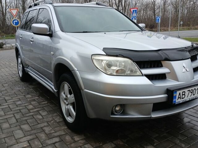 Серый Мицубиси Аутлендер, объемом двигателя 2.4 л и пробегом 300 тыс. км за 5900 $, фото 1 на Automoto.ua