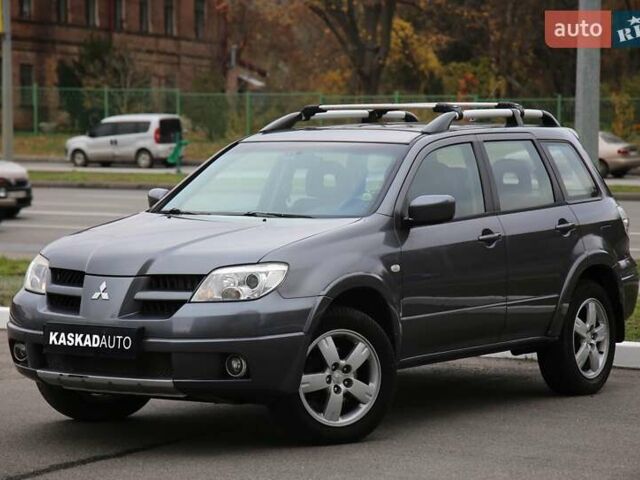 Серый Мицубиси Аутлендер, объемом двигателя 0 л и пробегом 240 тыс. км за 7200 $, фото 1 на Automoto.ua